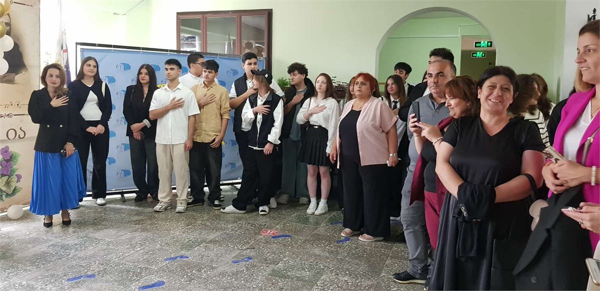 მოსწავლეები, მშობლები და პედაგოგები სკოლის ღონისძიებაზე