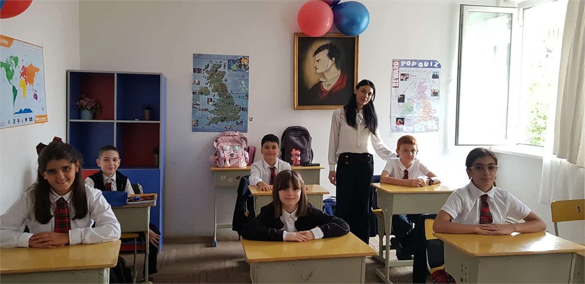 ინგლისური ენის კაბინეტი, კედელზე ბრიტანეთის რუკა და პლაკატები